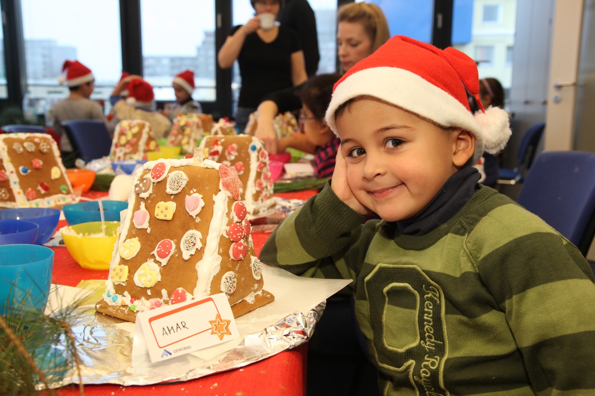 Kleine Baumeister im Advent: 100 Kinder bauen bei der GEWOBAG ihr allerschönstes Knusperhäuschen (mit Bild)