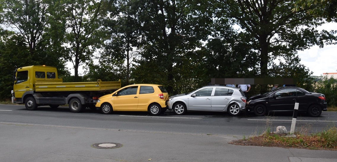 POL-HF: Verkehrsunfall mit Verletzten -
Junge Fahrerin fährt auf