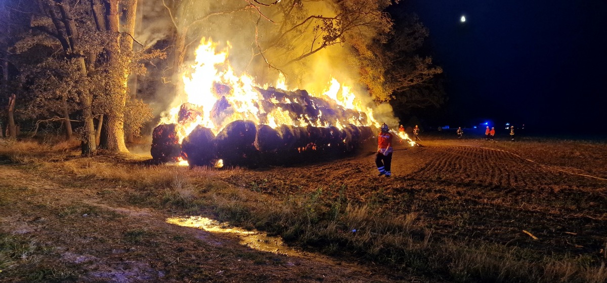 FW Lüchow-Dannenberg: Strohmiete brennt bei Gusborn (Lüchow-Dannenberg) +++ Feuer droht in den Wald zu laufen +++ Feuerwehr appelliert an Landwirte