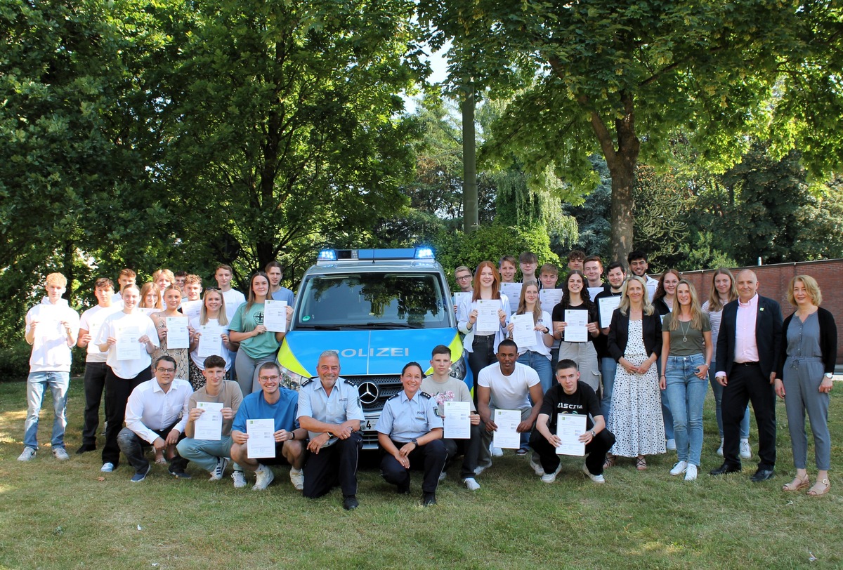 POL-BO: Zeugnisübergabe Fachoberschule Polizei - nur noch ein Jahr bis zum Bachelor-Studium