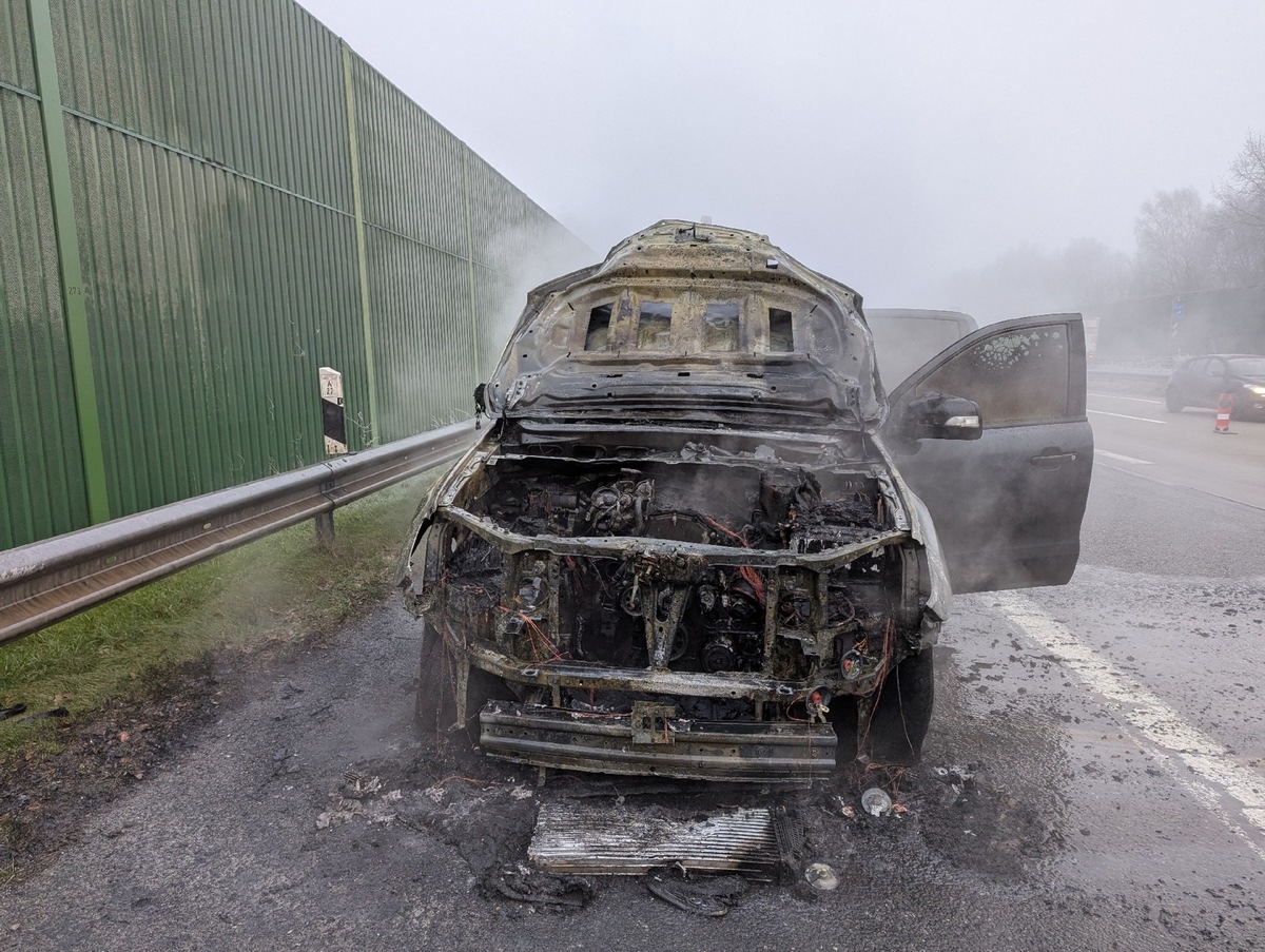 POL-CUX: PKW Brand auf der BAB27 im Bereich der Anschlussstelle Bremerhaven-Überseehäfen (Foto im Anhang)