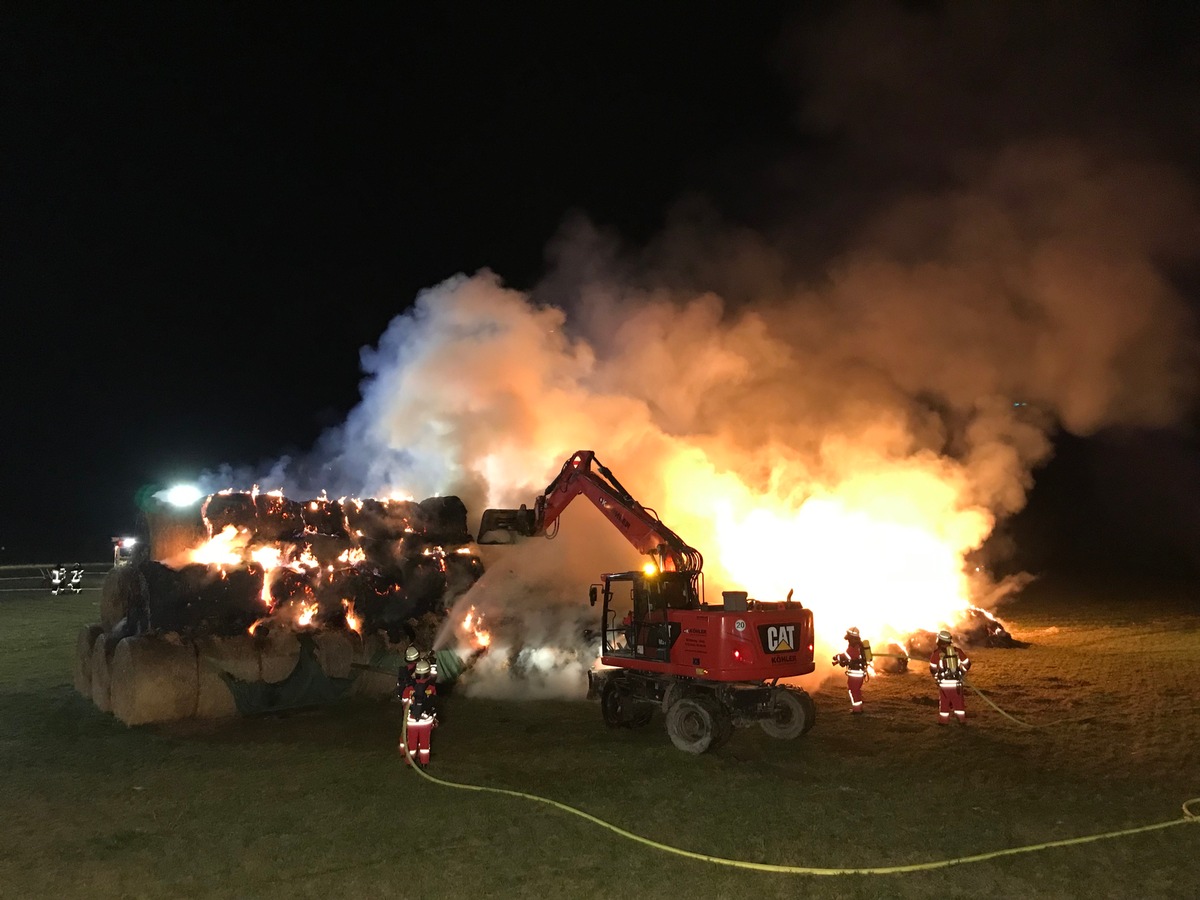 KFV-CW: 200 Heuballen durch Brand vernichtet - Keine Verletzten - 80 Einsatzkräfte vor Ort