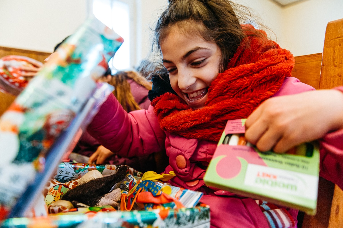 Abgabewoche von &quot;Weihnachten im Schuhkarton&quot; startet am 9.11. / Tausende Abgabestellen nehmen Geschenkpäckchen entgegen