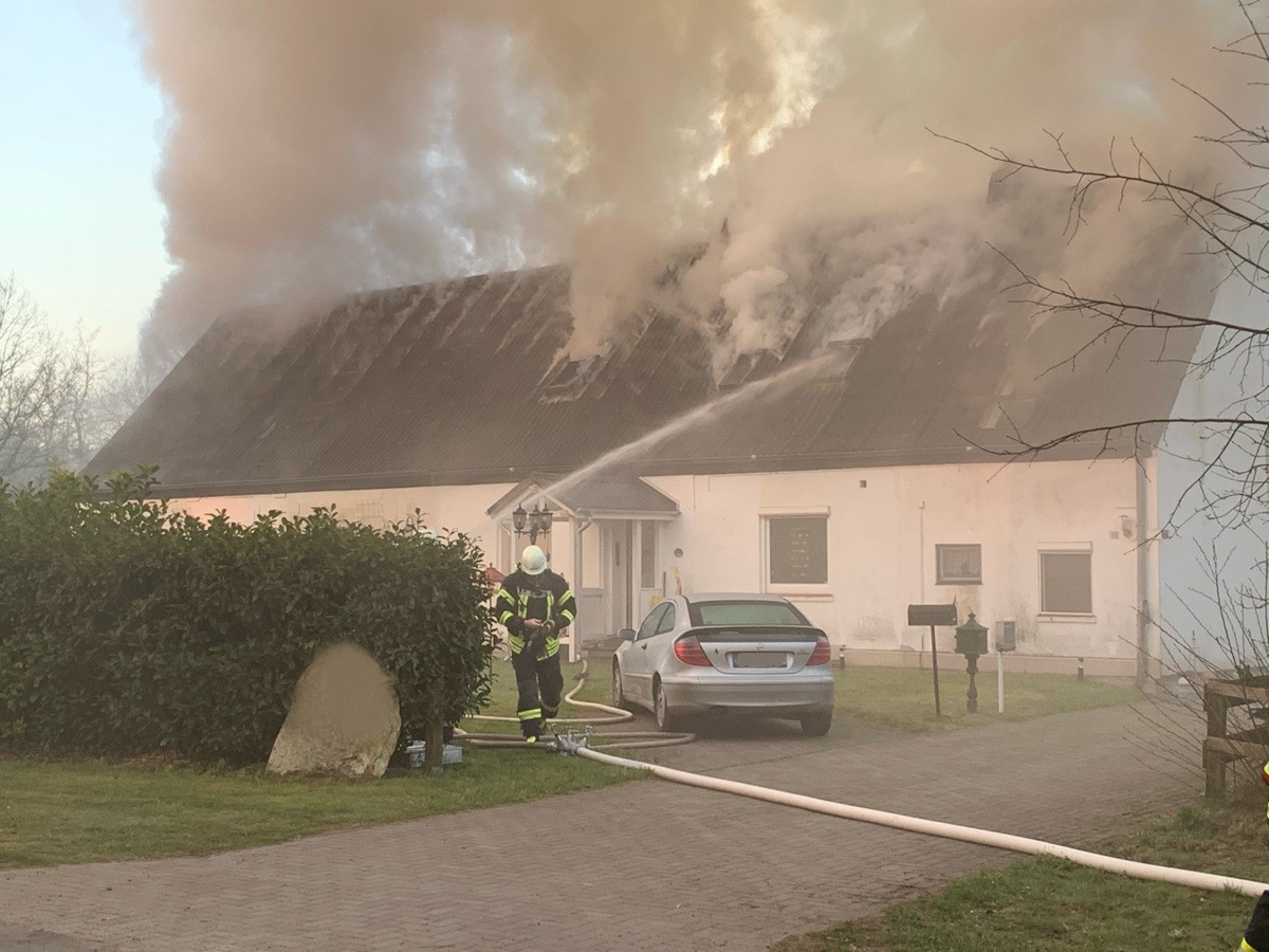 POL-CUX: Wohnhausbrand in Wehdel + Fahrradfahrer entreißt Seniorin Tasche