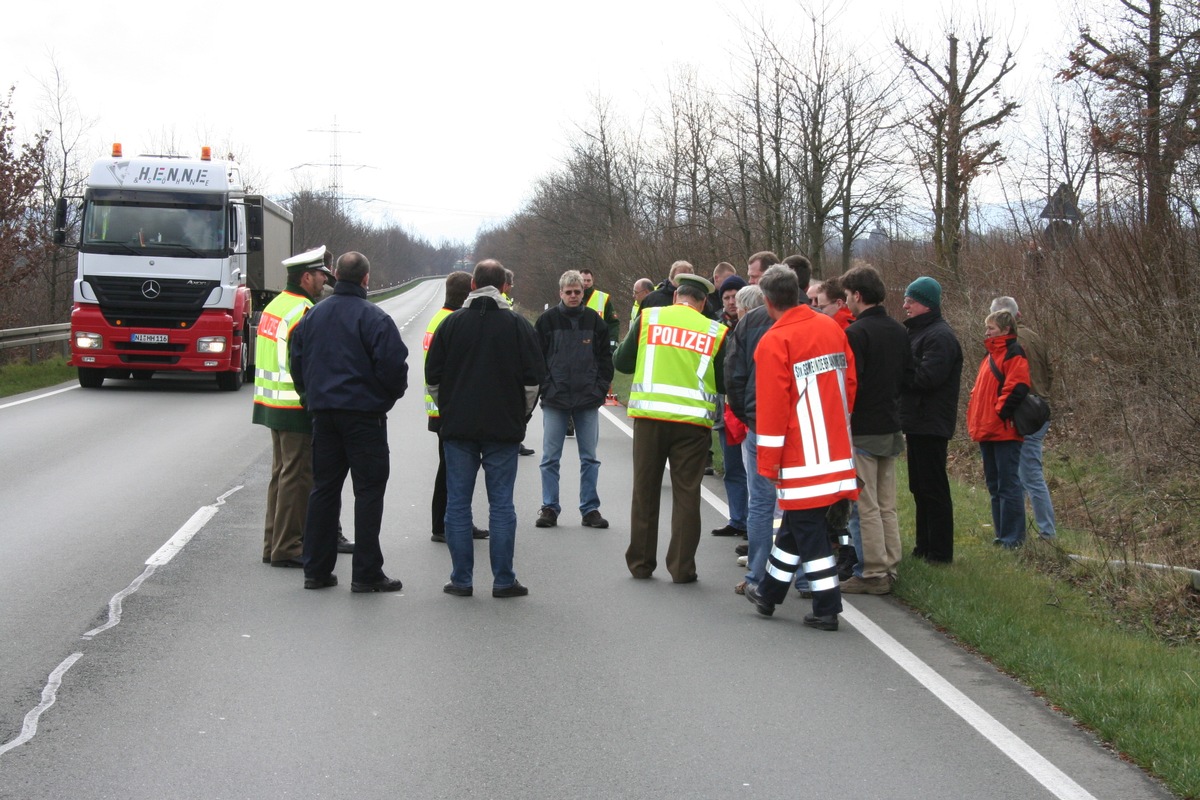 POL-HM: Nach Verkehrsunfall: Ortsbesichtigung an Unfallstelle auf Bundesstraße 83