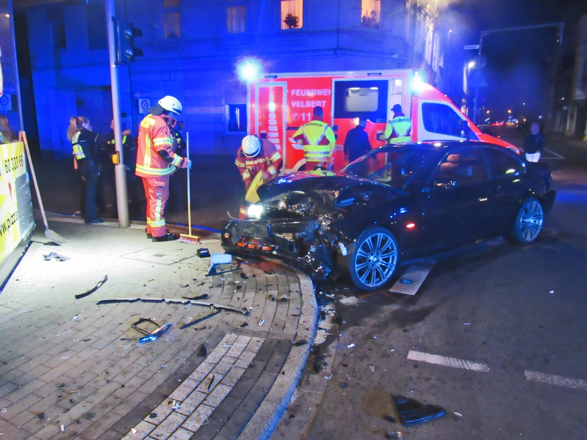 POL-ME: Frontalzusammenstoß auf der Oststraße - Velbert - 2004121