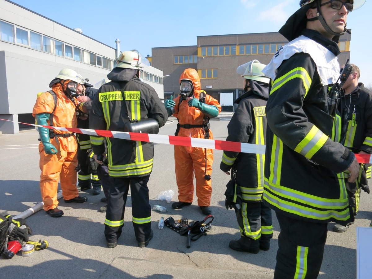 FW-AR: Brand bei Firma Umarex in Arnsberg-Neheim löst Großeinsatz aus