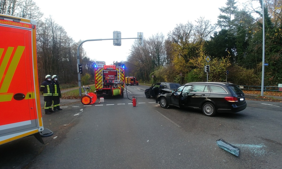 FW-MH: Verkehrsunfall im Kreuzungsbereich Uhlenhorstweg und Worringer Reitweg