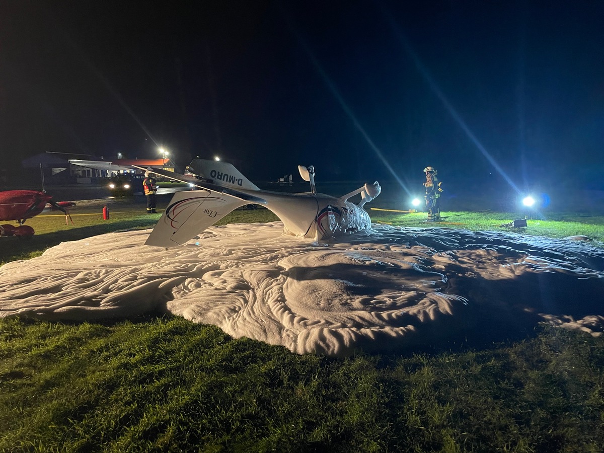 FW-LK Leer: Sturmböe erfasste Flugzeug auf dem Flugplatz Leer-Papenburg und beschädigte dieses schwer.