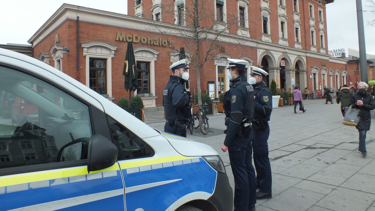 Bundespolizeidirektion München: Streit um Infektionsschutzmaßnahmen / Mitarbeiter eines Schnellrestaurants getreten und Scheibe zerstört