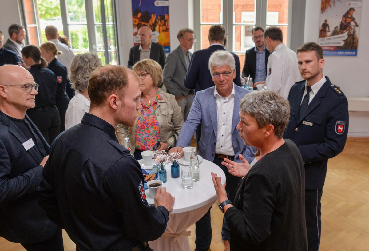 POL-AK NI: Landtagspräsidentin besucht Polizeiakademie Niedersachsen - Stärkung der Demokratie im Fokus der Gespräche