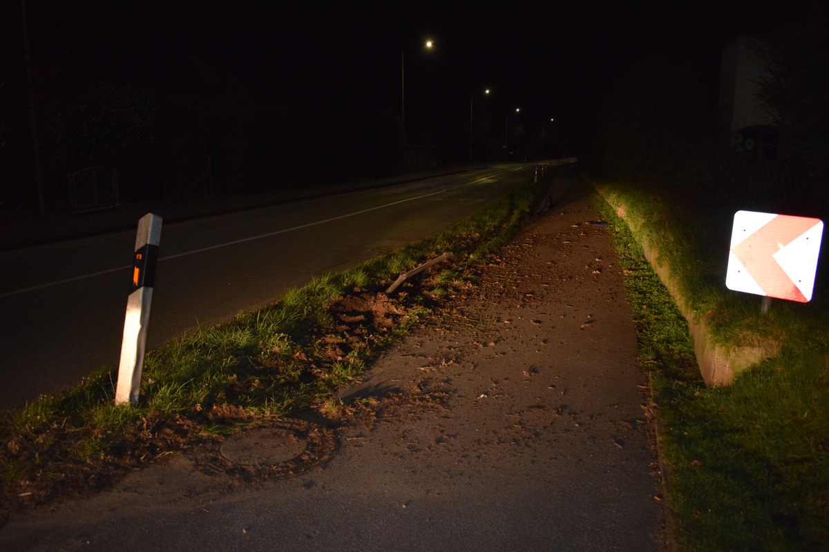 POL-HF: Unbekannter überfährt Straßenschild- Verursacher flüchtet