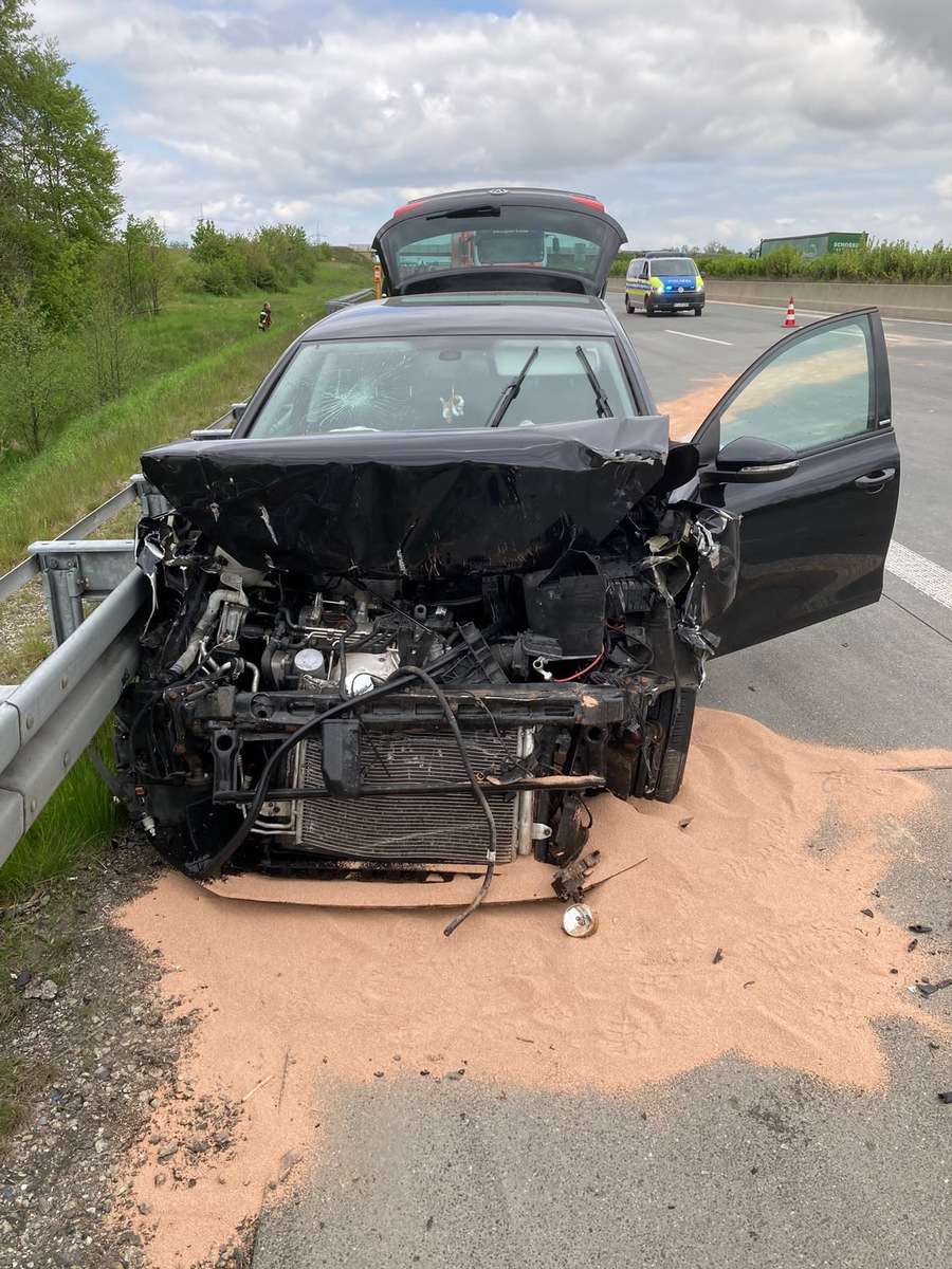 API-TH: Pkw VW fährt ungebremst unter Lkw auf A 9 bei Schleiz!