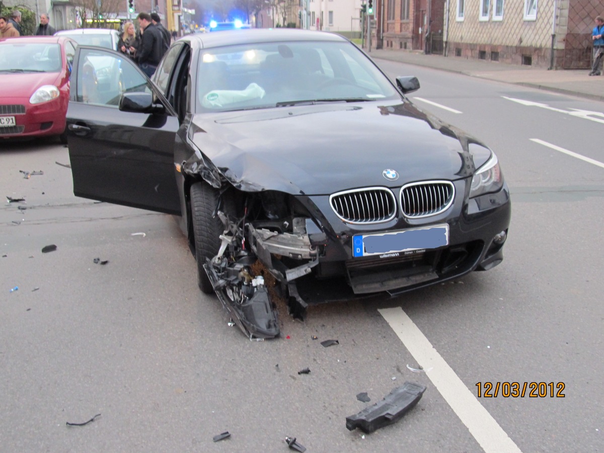 POL-HOL: Holzminden - Fürstenberger Straße: PKW-Fahrer schiebt zwei Fahrzeuge aufeinander - ca. 30.000,-- EUR Sachschaden -