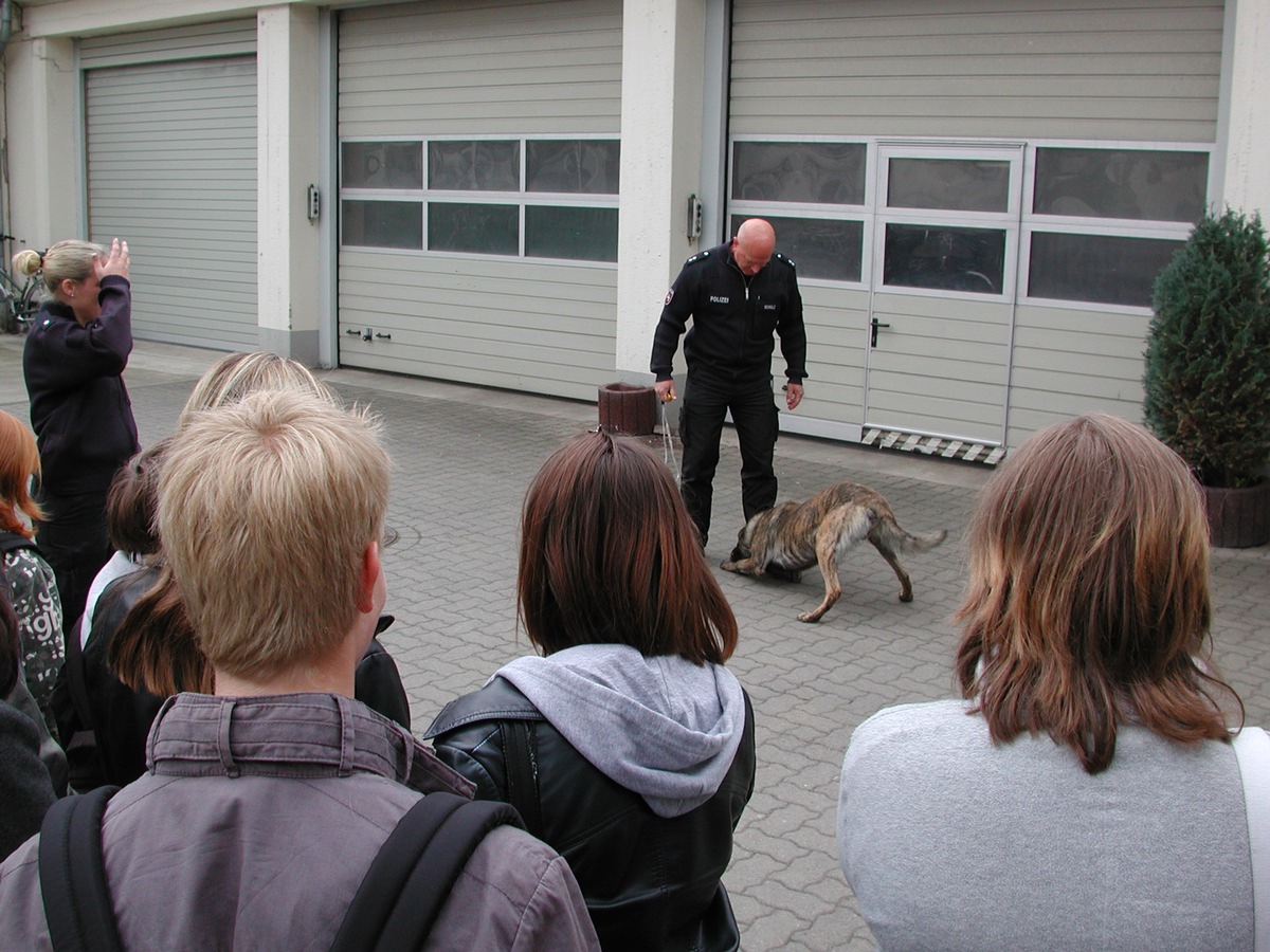 POL-HM: Berufsorientierungstag 2009 bei der Polizeiinspektion