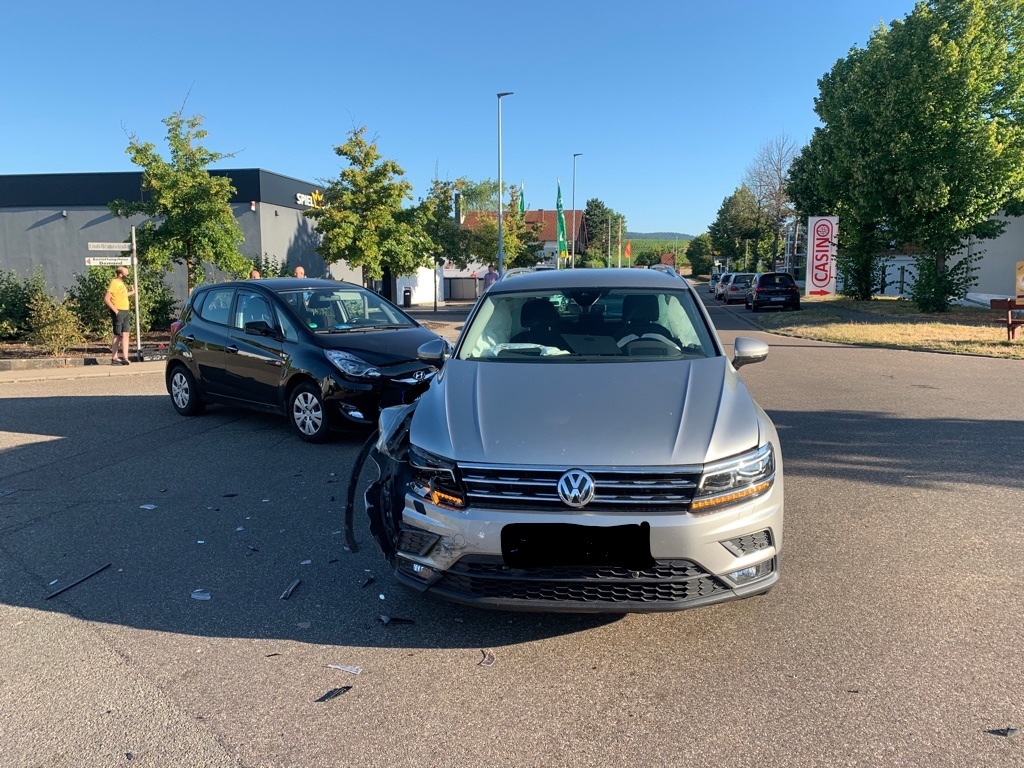 POL-PDLD: Unfall - beide Fahrzeuge nicht mehr fahrbereit