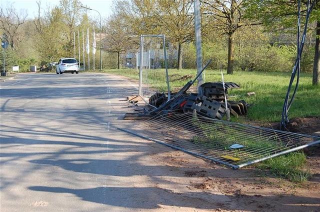 POL-PPWP: Unfallflucht: Gegen Kabelbrücke gefahren