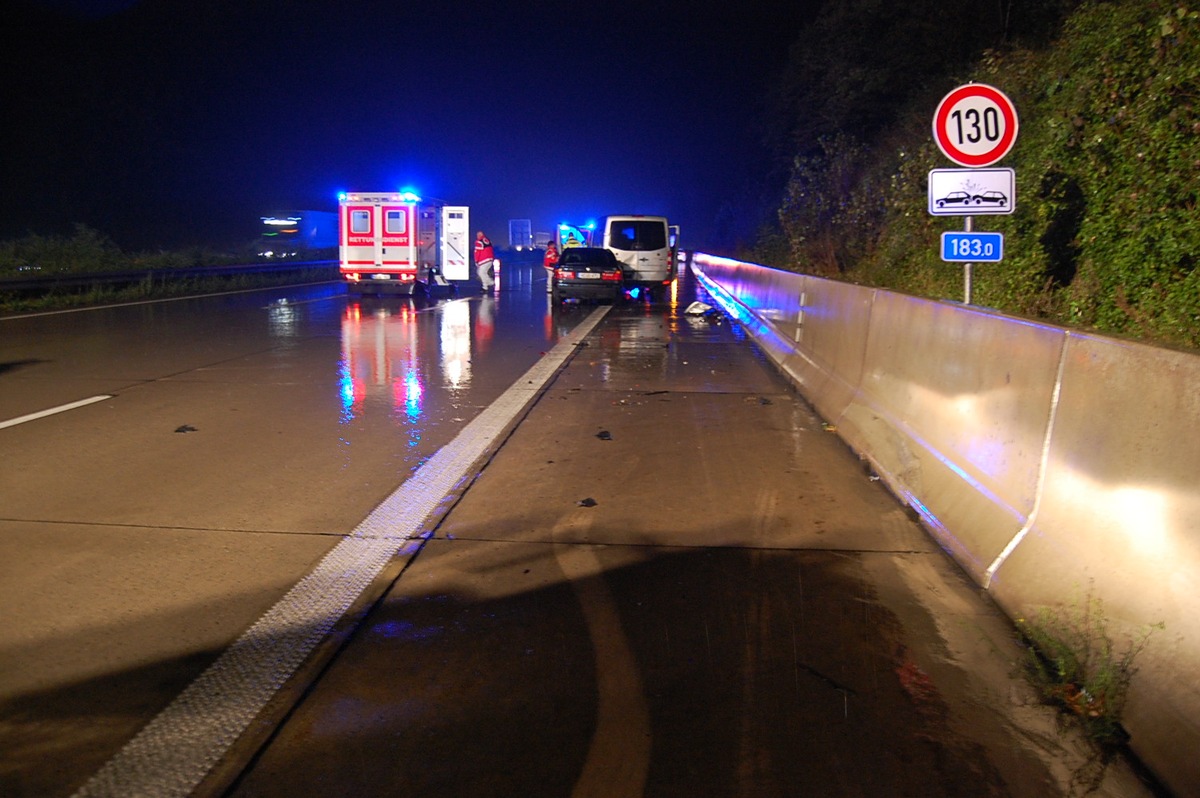 POL-HI: Vollsperrung BAB 7 nach Verkehrsunfall mit mehreren Pkw infolge Starkregen / Aquaplaning;  4 Leichtverletzte