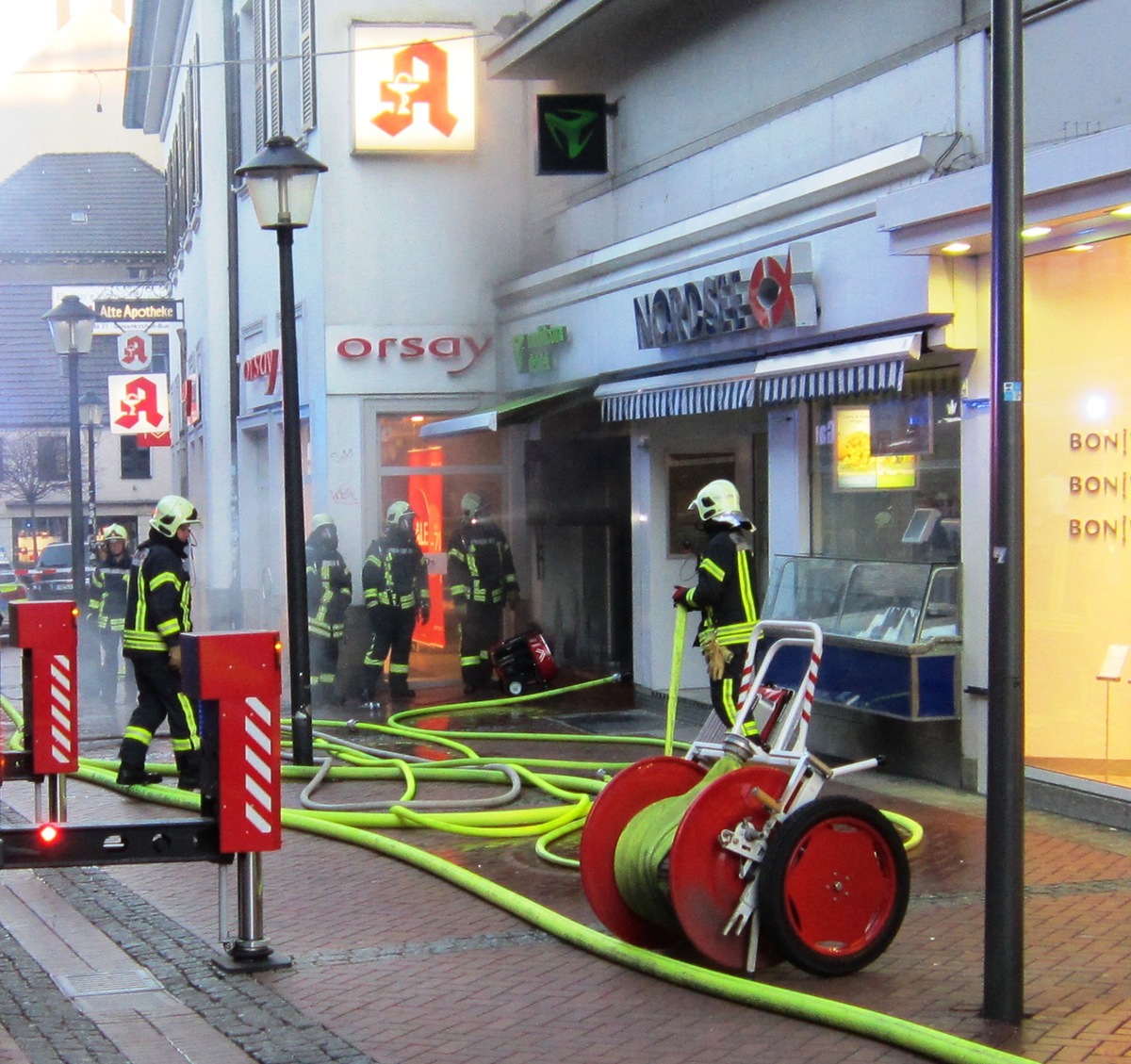 FW-GE: Feuerwehr löscht Brand auf der Hochstraße