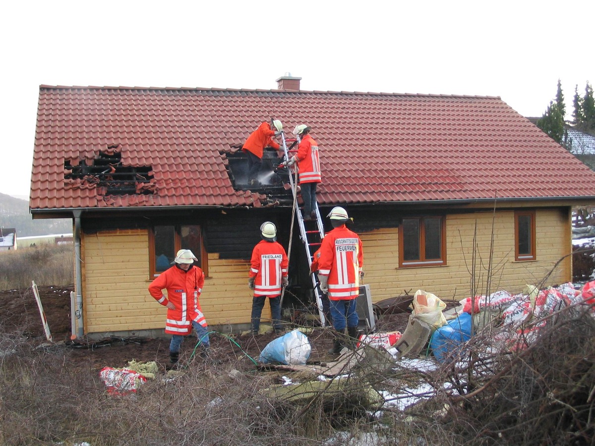 POL-GOE: (199a/04) Foto: Feuer im Holzhaus