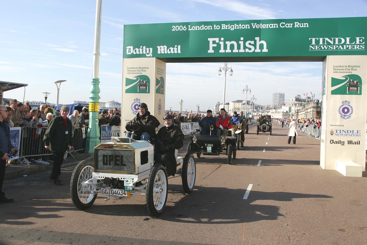 Zuverlässig von London nach Brighton / Historische Opel-Fahrzeuge beim Veteran Car Run erfolgreich