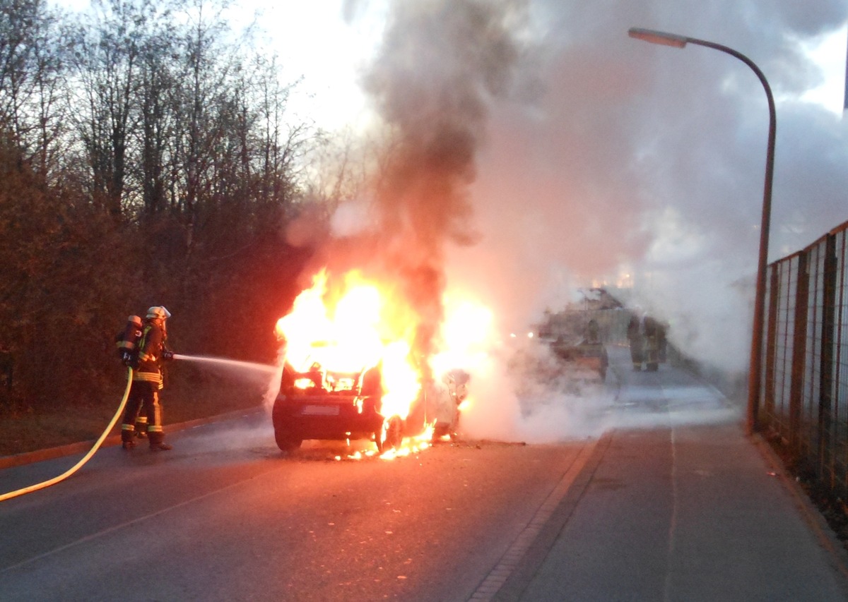 FW-DO: PKW stand nach Auffahrunfall in Vollbrand