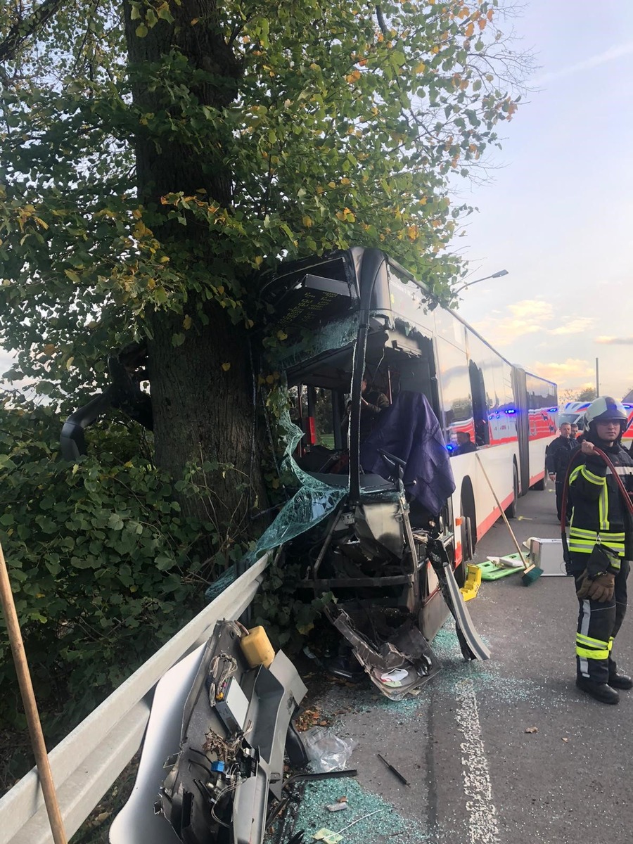 FW-EN: Busfahrer bei Unfall von Linienbus eingeklemmt