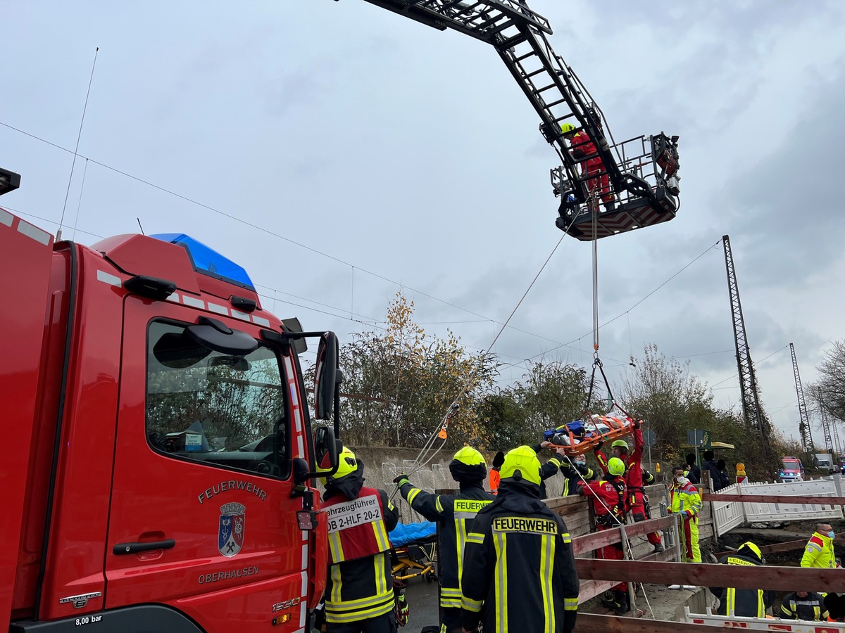 FW-OB: Bauarbeiter beim Sturz in einen Schacht einer Tiefbau-Baustelle verletzt