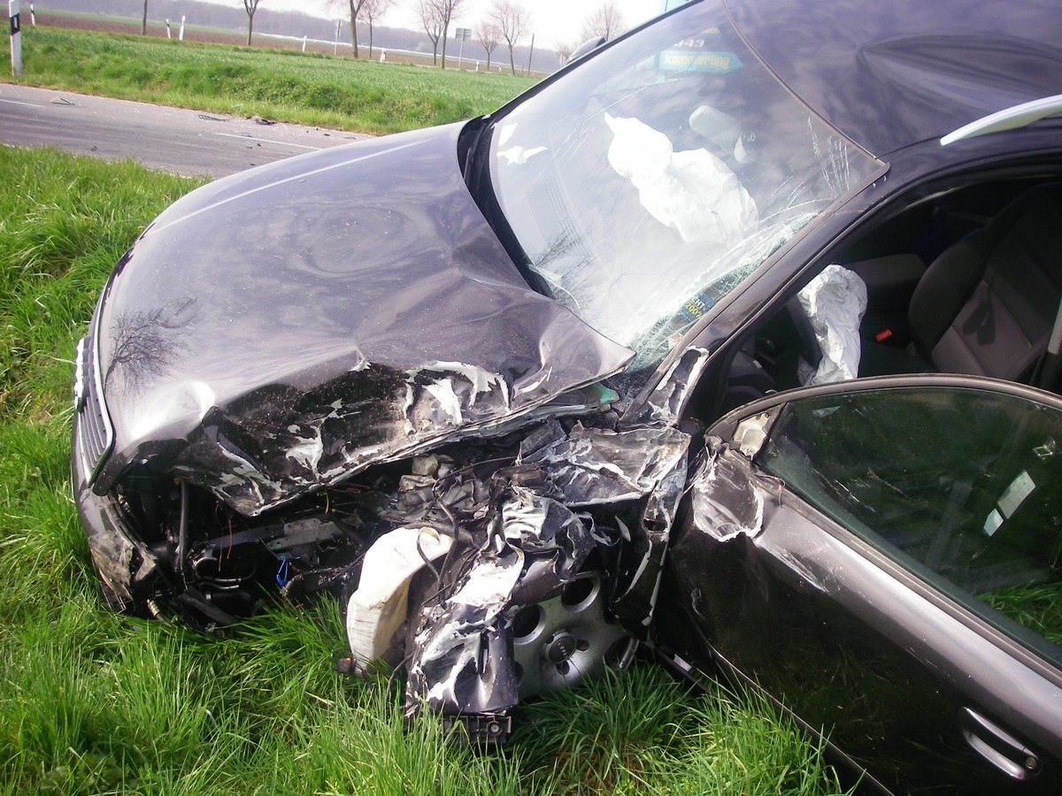 POL-DN: Schwer verletzt durch Ersthelfer aus dem Auto geborgen