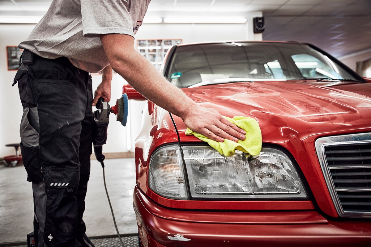 Teure Autoreparatur: So lässt sich sparen / ADAC: Vertragswerkstätten gezielt nach günstigen Ersatzteilen fragen / Smart Repair kann Teiletausch überflüssig machen