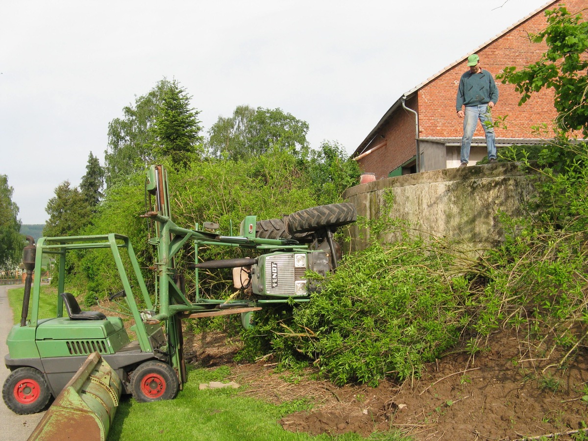 POL-HOL: Auf landwirtschaftlichem Anwesen in Kreipke: Traktor &quot;abgestürzt&quot;  - Fahrer mit Verletzungen ins Krankenhaus -