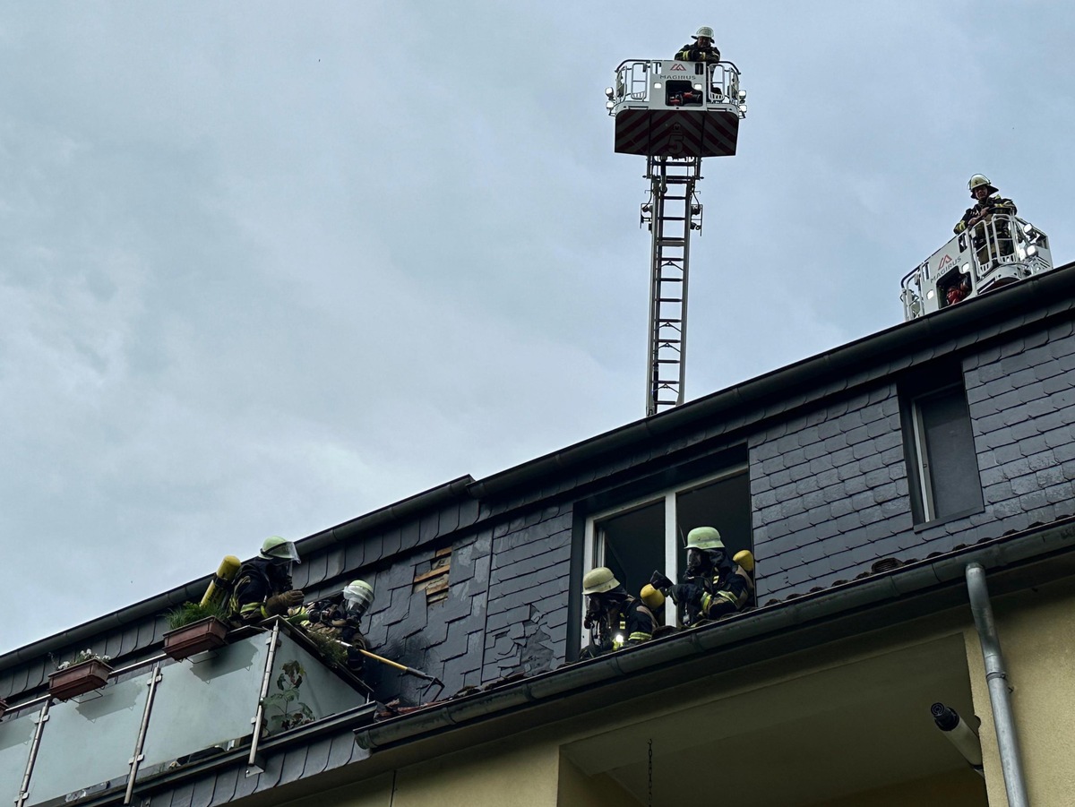 FW-E: Dachfassade fängt Feuer - schnelles Eingreifen der Feuerwehr verhindert Schlimmeres