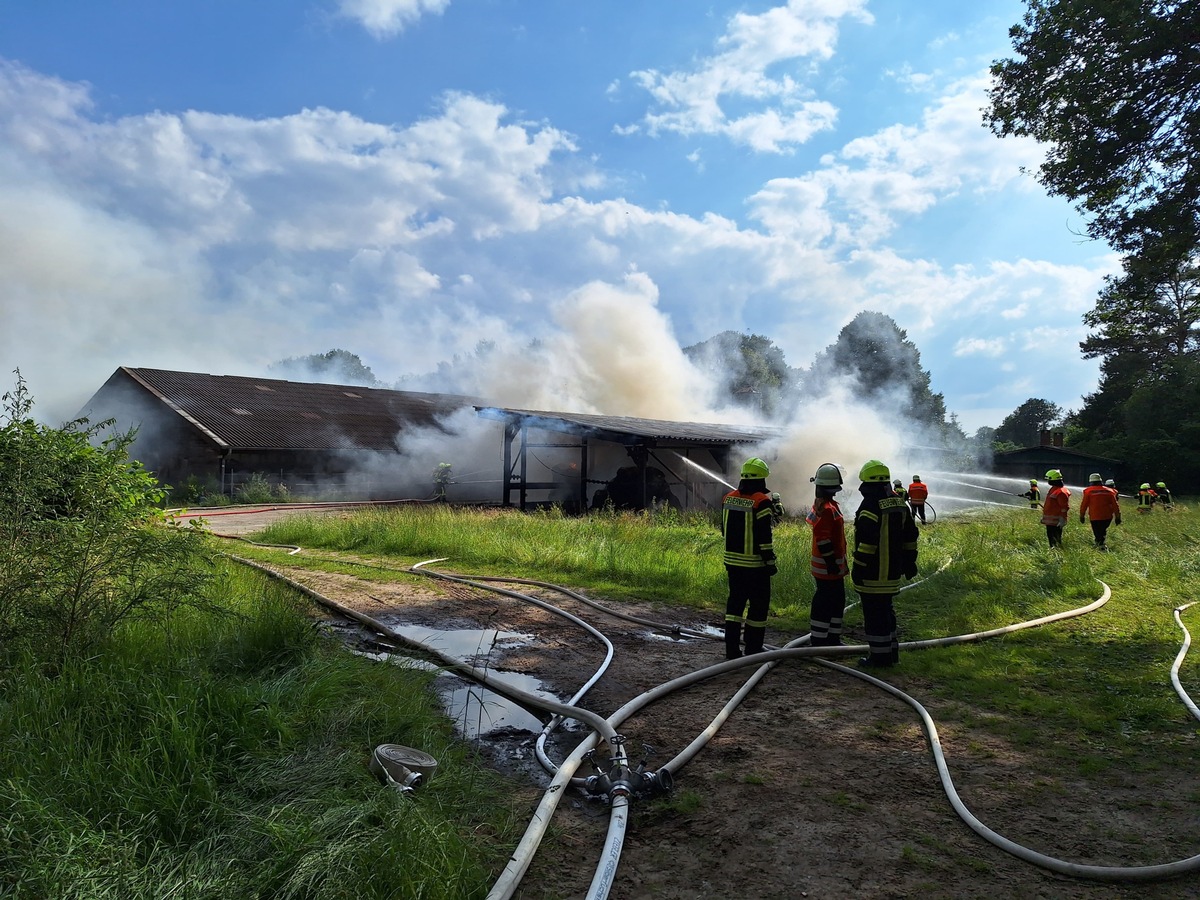 FW-ROW: Strohlager neben Boxenlaufstall steht in Vollbrand