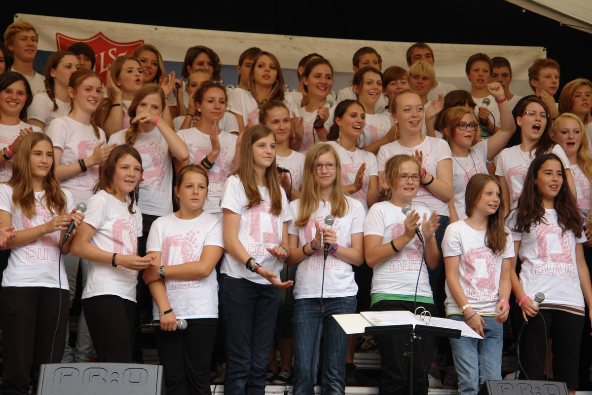 Choeur d&#039;ados de l&#039;Armée du Salut s&#039;accompagnant d&#039;une musique groovante et de Jonas de Takasa: Les «alive-teens» partiront en tournée par la Suisse du 22 au 27 juillet (IMAGE)