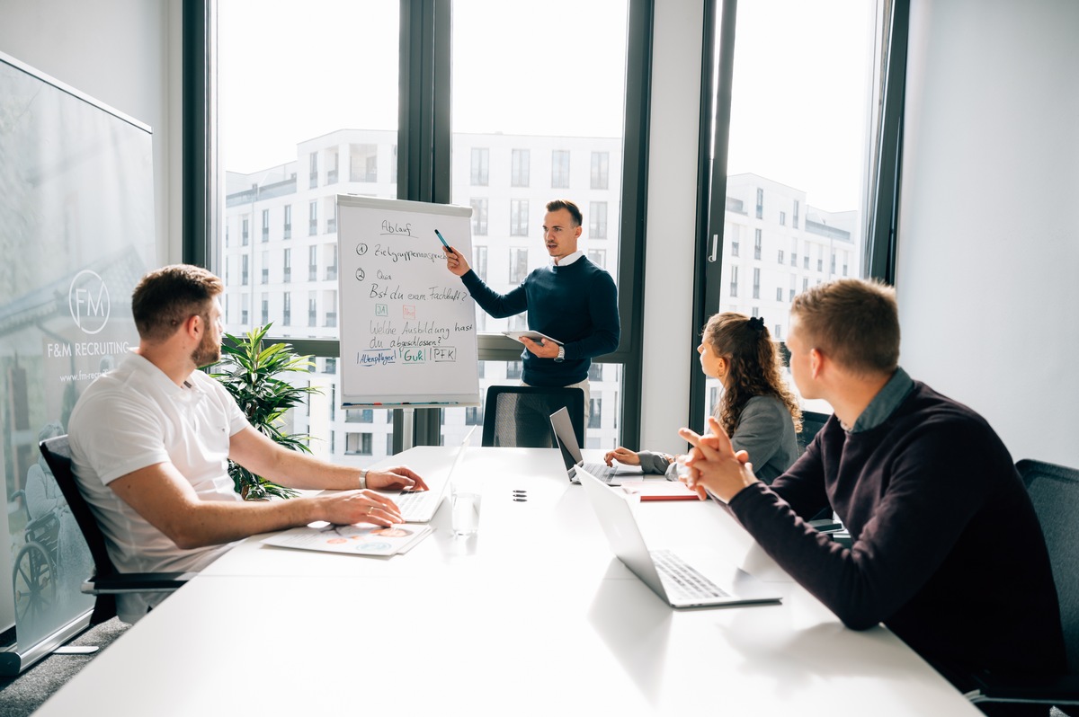 Fehlende Digitalisierung in der Pflege - welche 7 Maßnahmen die Zufriedenheit der Pflegekräfte erhöhen und sie so an das Unternehmen binden