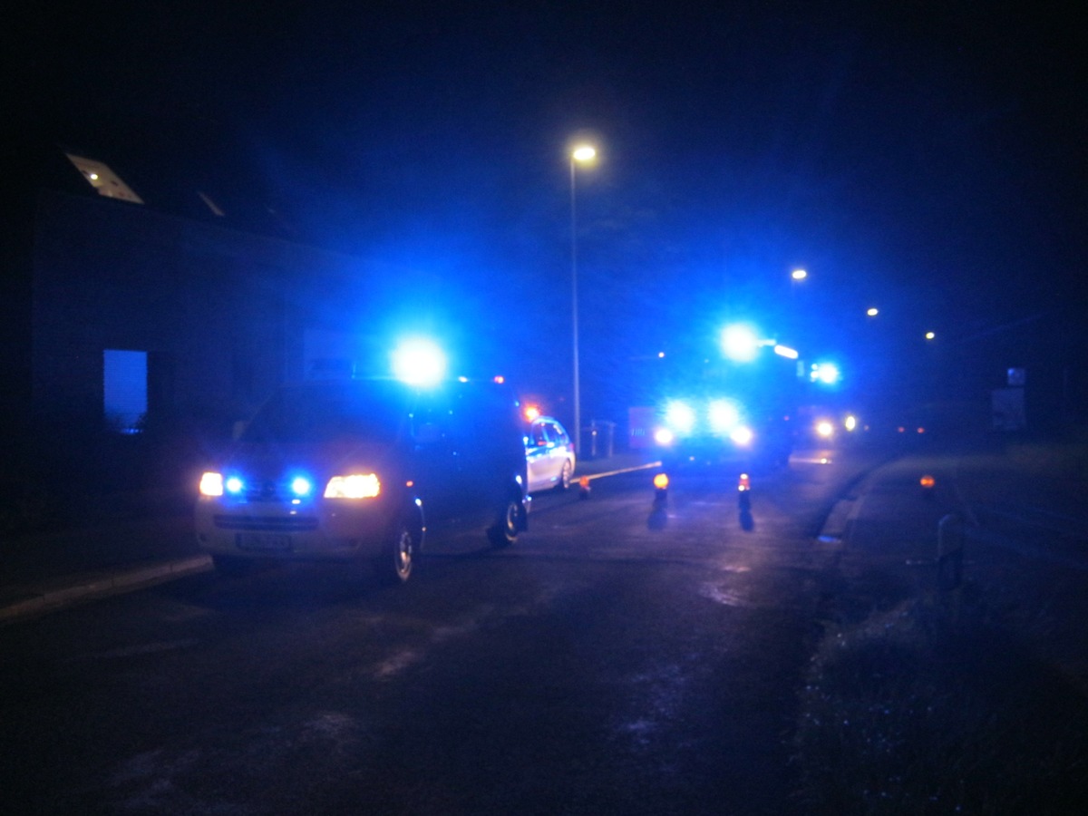 FW Dinslaken: Feuer auf Terrasse