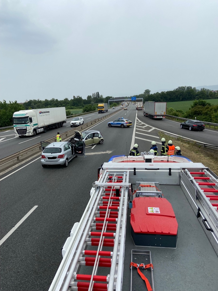 POL-PDNW: Unfall mit zwei Verletzten und zwei Totalschäden