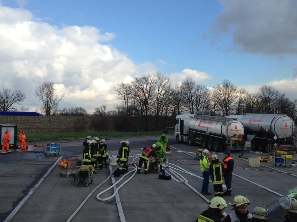 FW-DO: Gefahrguttransporter verliert Salzsäure