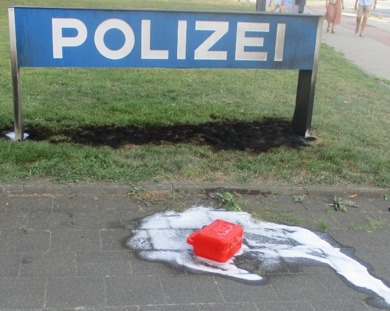 POL-HI: Polizeischild in Brand gesetzt - Tatverdächtiger in Gewahrsam