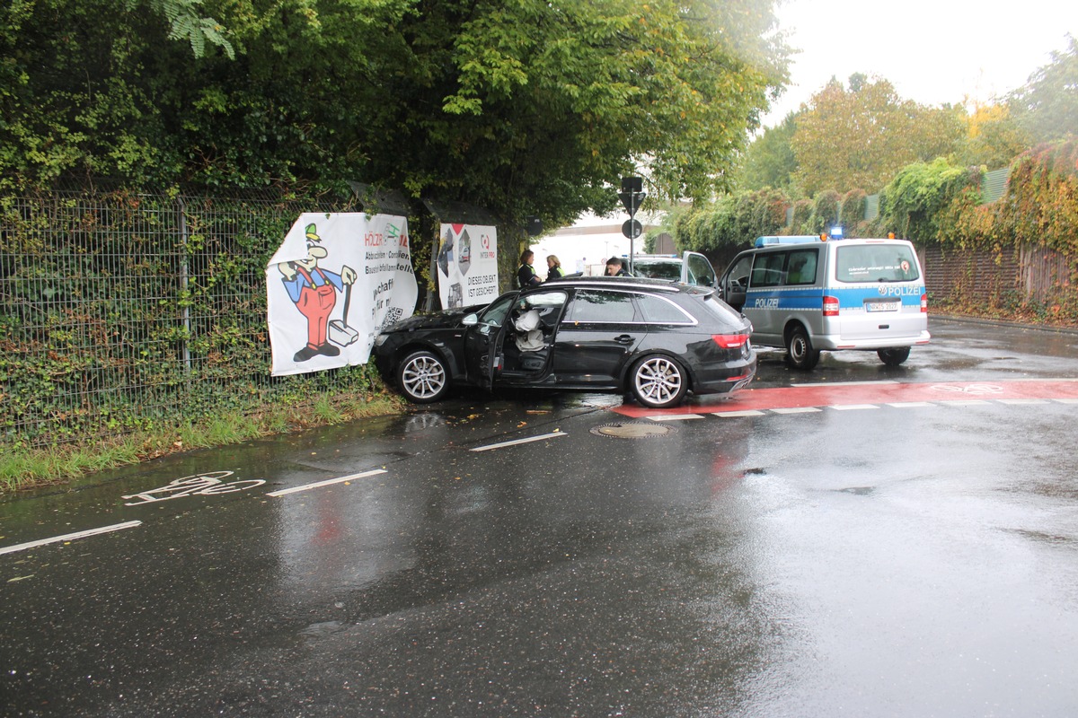 POL-RBK: Bergisch Gladbach - Audi-Fahrer flüchtet vor Polizei und verursacht Unfälle