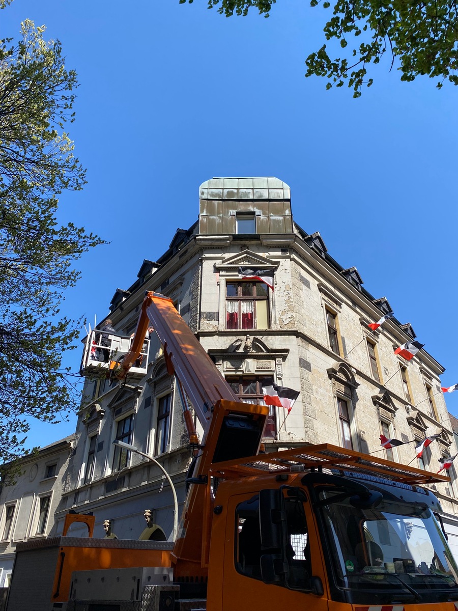 POL-DO: 20.04.2022: Stadt und Polizei gehen konsequent gegen Beflaggung mit Reichsflaggen in Dortmund-Dorstfeld vor