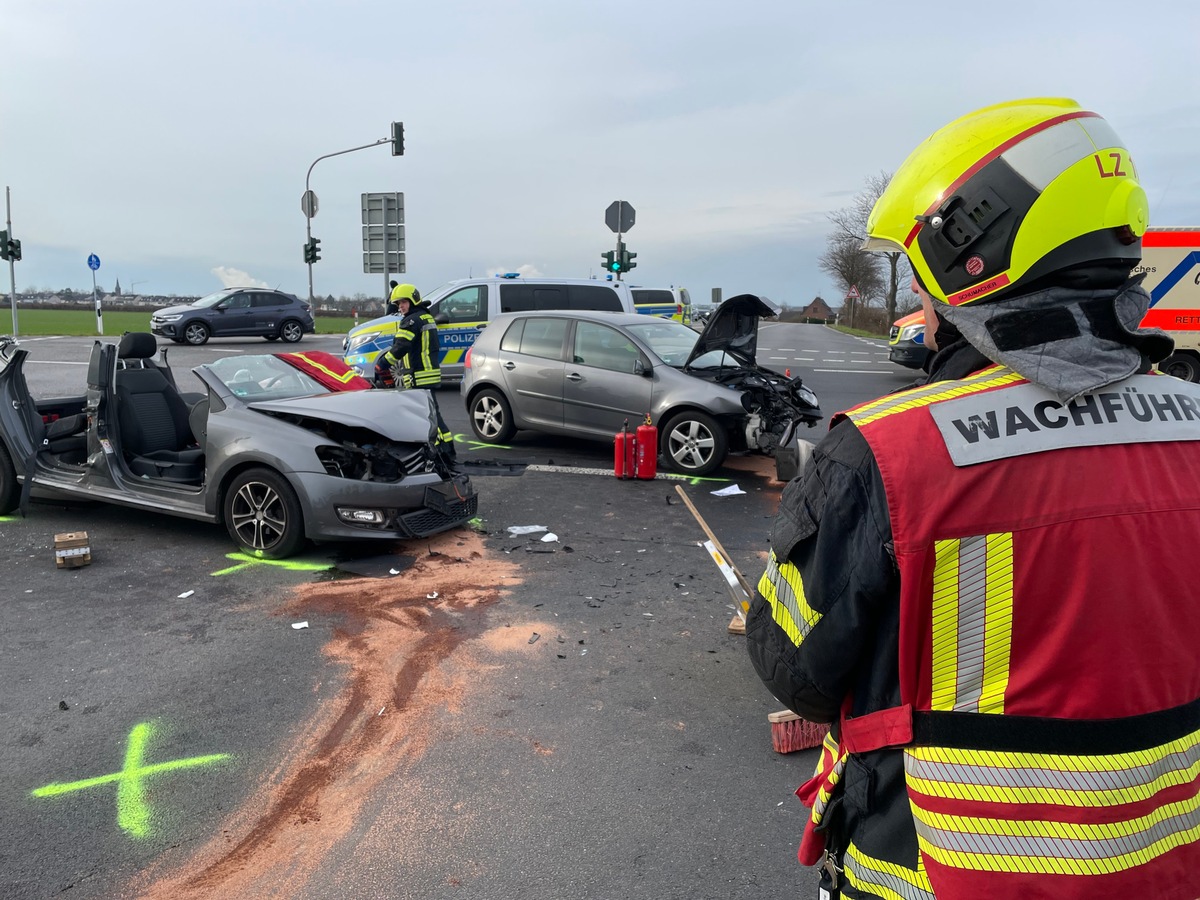 FW-NE: Verkehrsunfall zwischen zwei Pkw | zwei Personen verletzt