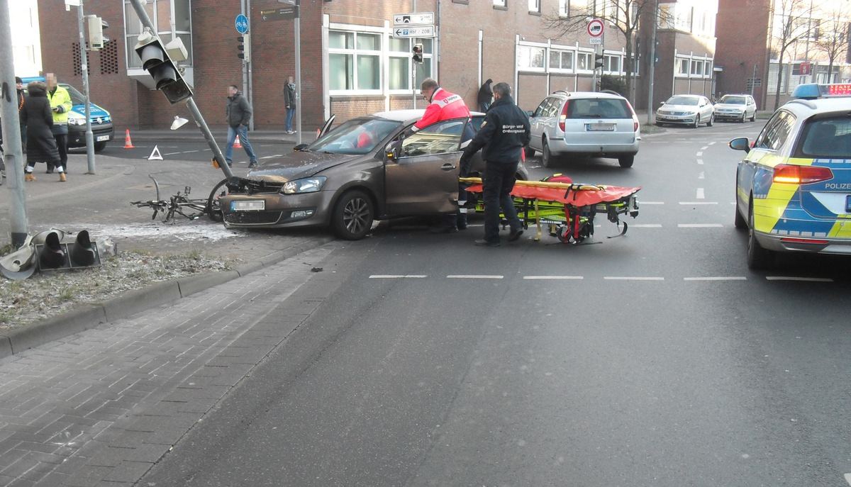 POL-OL: +++ Zwei Leichtverletzte nach Verkehrsunfall +++