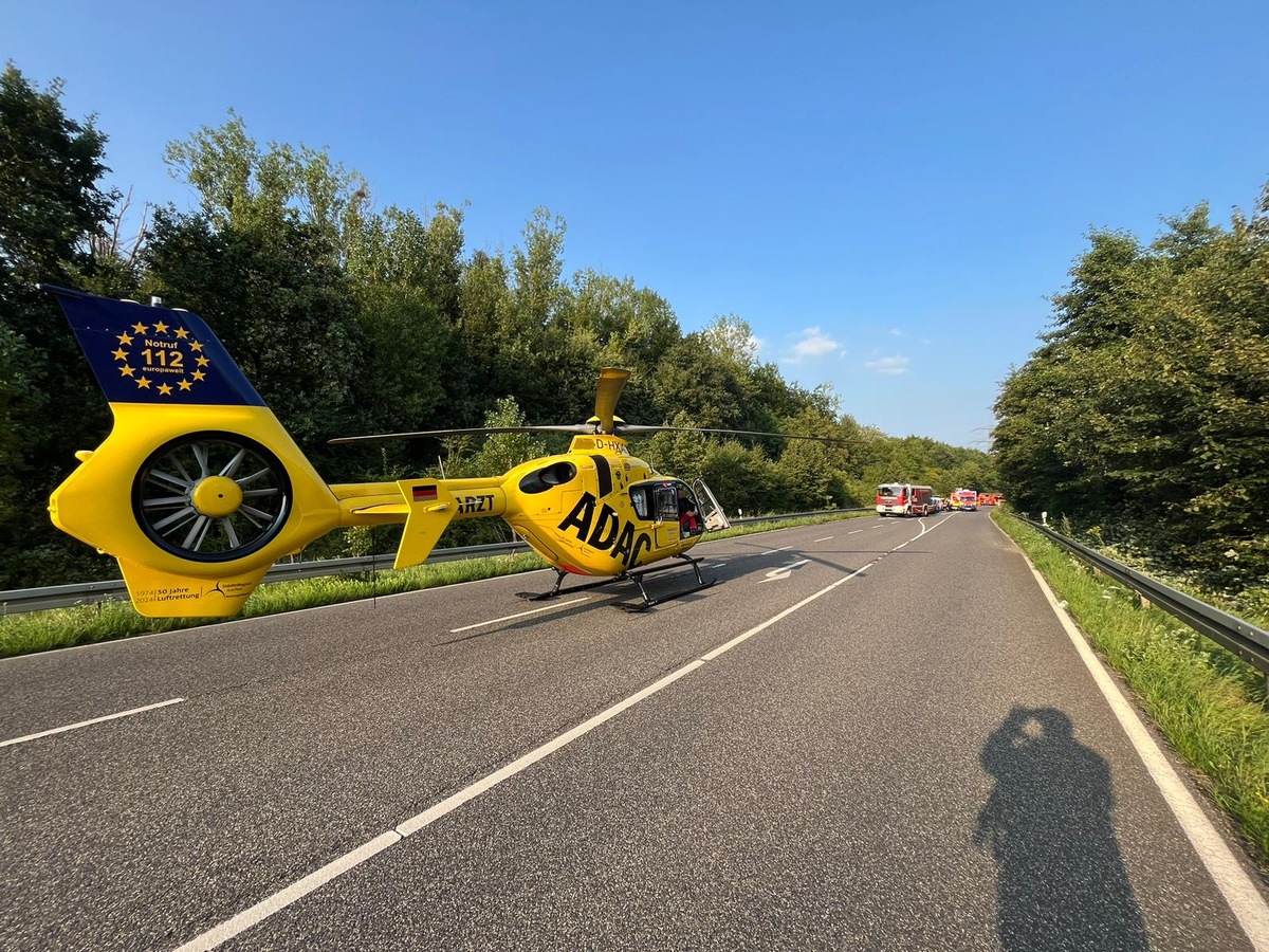 FW Bergheim: Schwerverletzter Motorradfahrer nach Unfall in Bergheim Rettungshubschrauber im Einsatz - Landstraße voll gesperrt