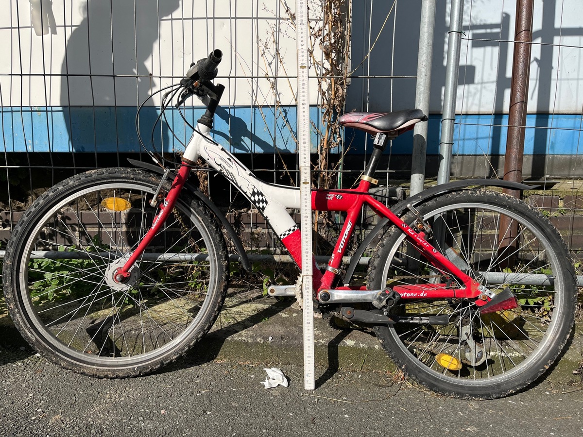 POL-W: W Radfahrer flüchtet nach Verkehrsunfall - Polizei sucht Zeugen