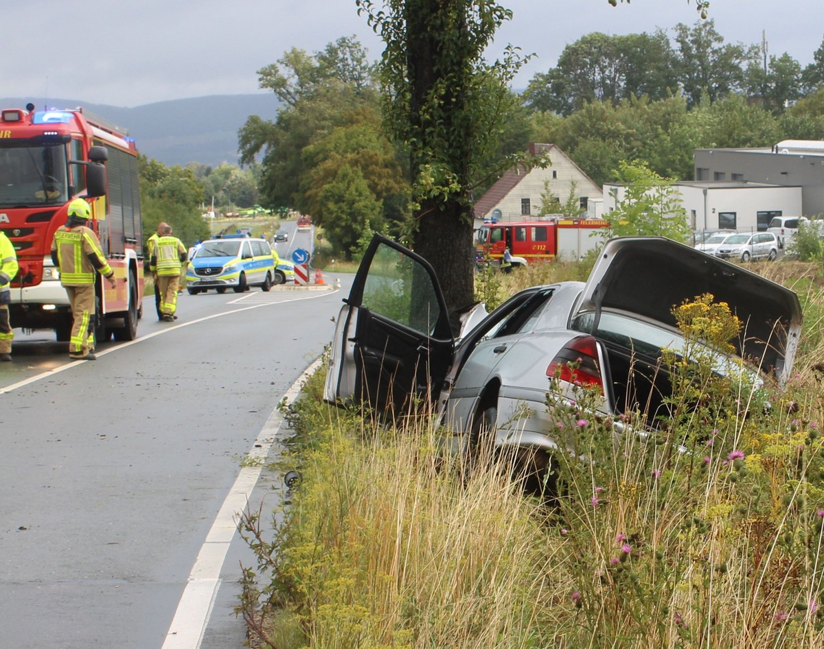 POL-MI: Senior verstirbt nach Unfall mit Straßenbaum