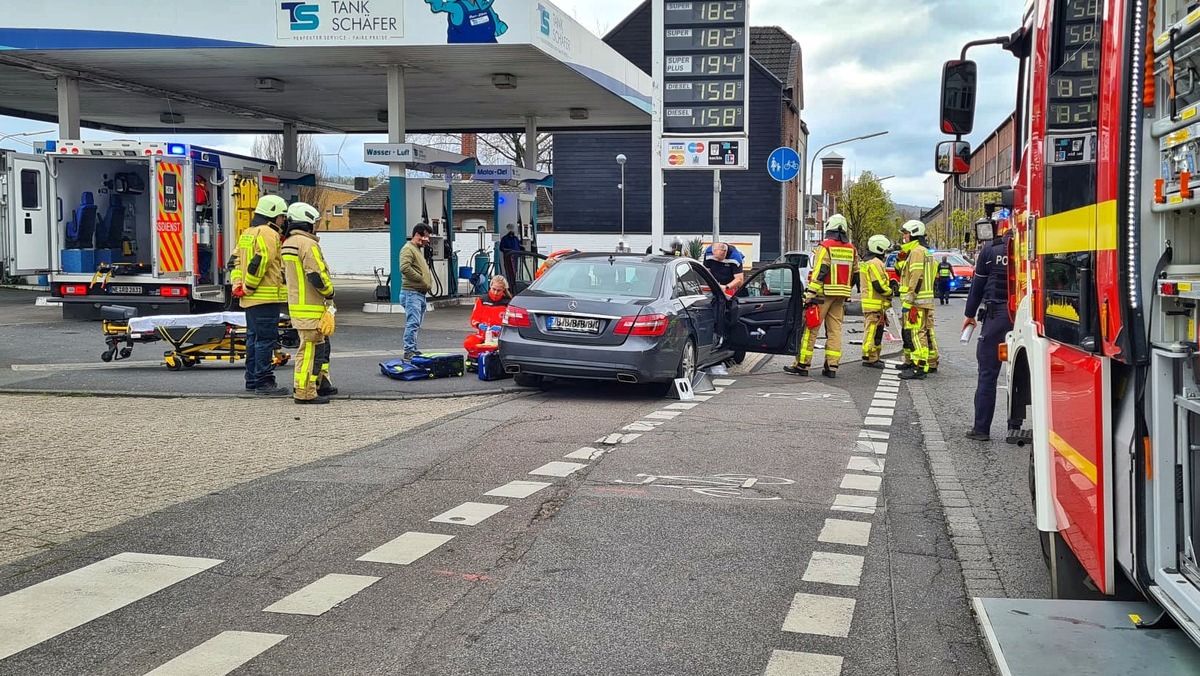 FW Grevenbroich: Zwei Verkehrsunfälle in zwei Stunden / PKW überschlagen - Zusammenstoß vor der Tankstelle