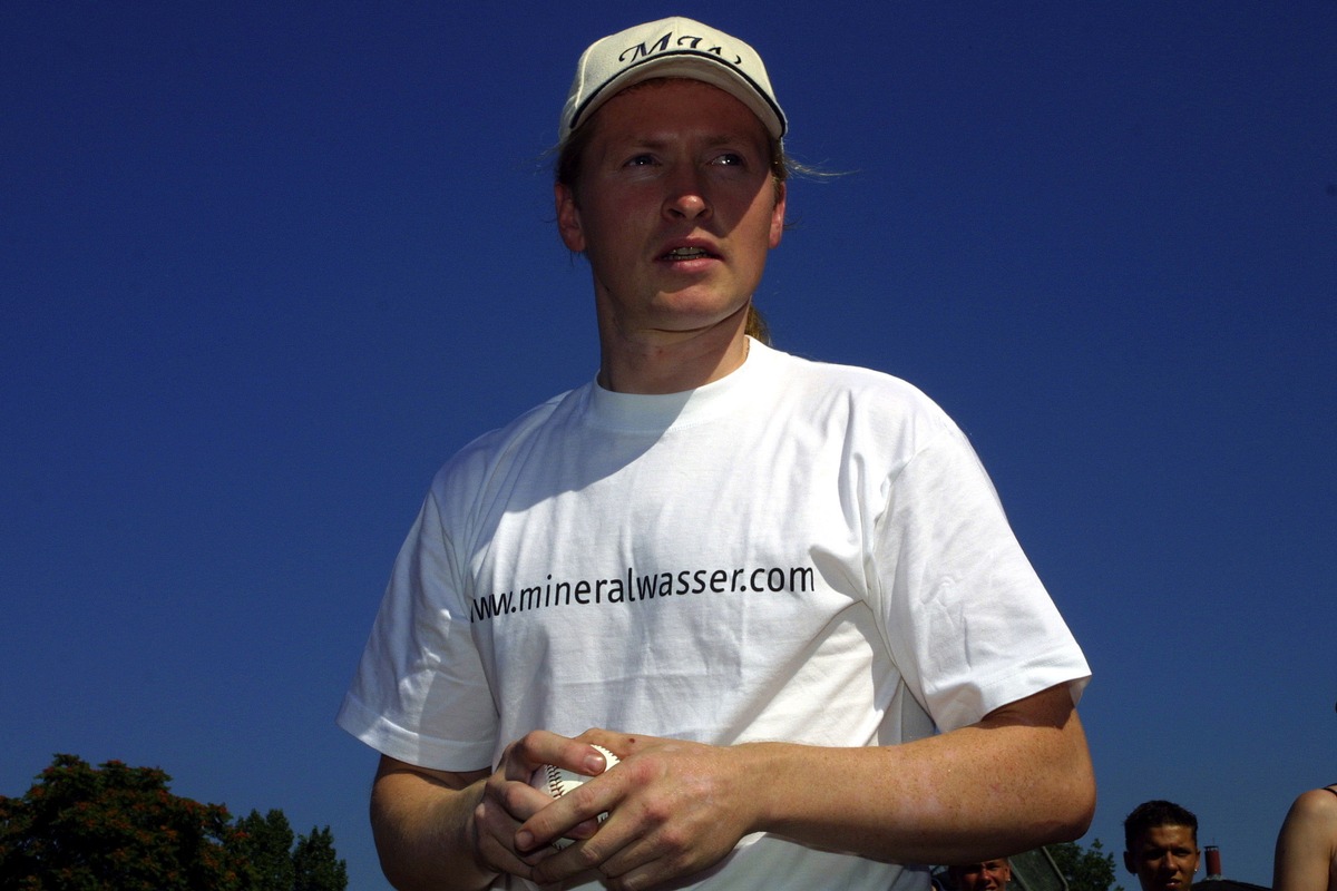 Baseball-EM mit Mineralwasser: Gutes Wetter, gute Stimmung / Extremsportler Joey Kelly warf &quot;First Pitch&quot;