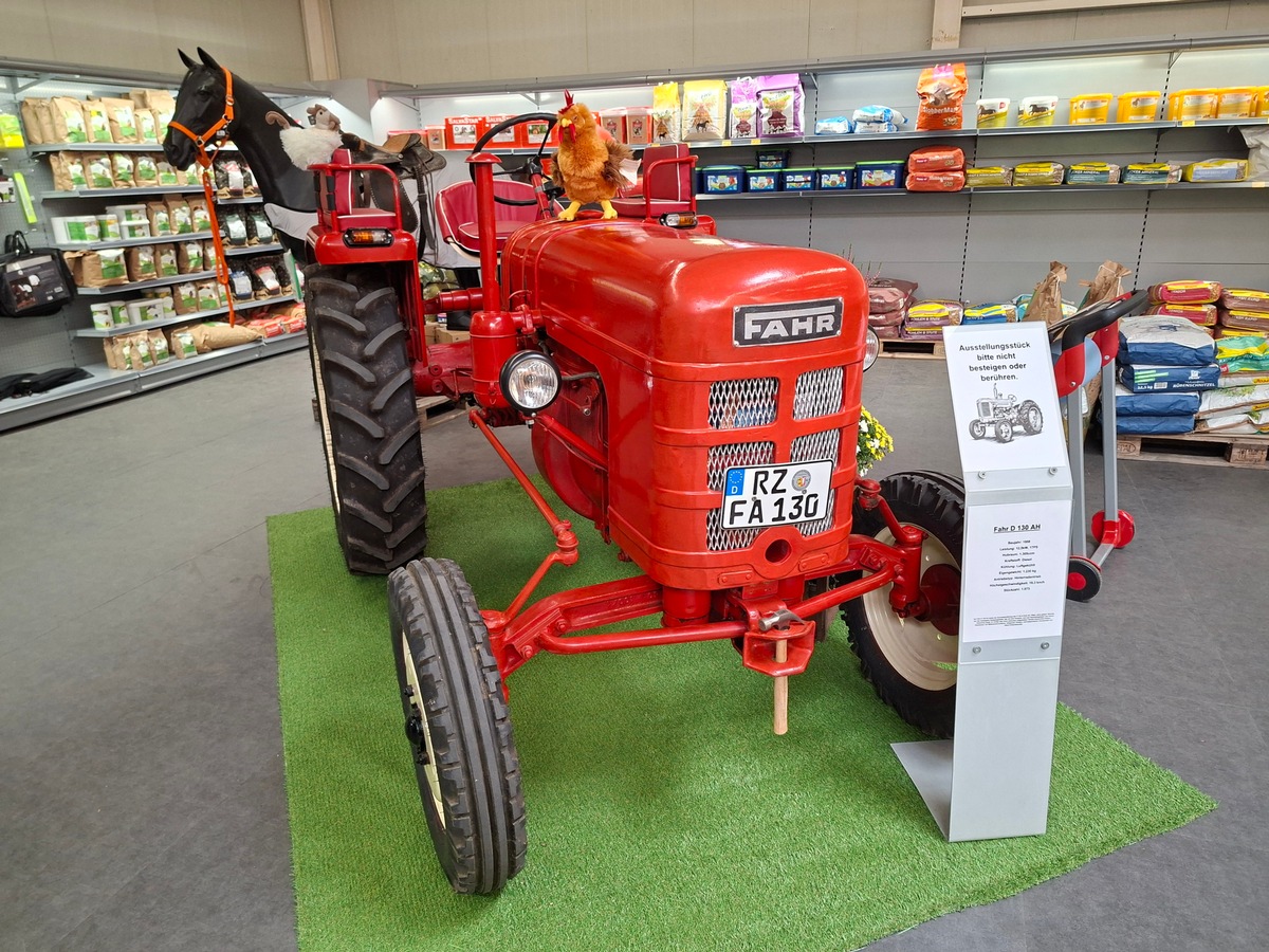 Roter Traktor im Pferde- und Hobbyfarming-Bereich des Das Futterhaus Marktes in Alt-Mölln