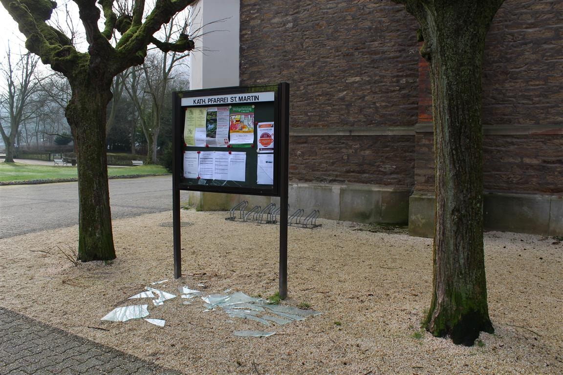 POL-PDMT: Bad Ems - Sachbeschädigung an Schaukasten der kath. St. Martins Kirche ***Zeugen gesucht***